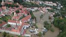 Pohled z ptačí perspektivy na Český Krumlov, který byl z části zaplaven při povodních v roce 2002.