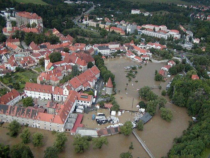 Pohled z ptačí perspektivy na Český Krumlov, který byl z části zaplaven při povodních v roce 2002.