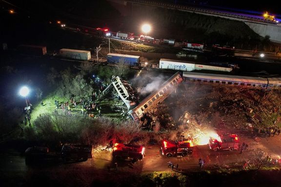 U města Larisa v centrálním Řecku se v noci na středu srazil ve vysoké rychlosti osobní vlak mířící z Atén do Soluně s nákladní soupravou.
