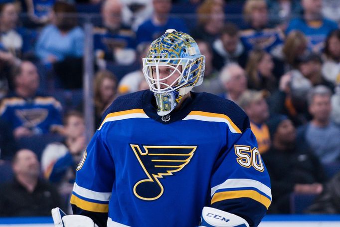 Jordan Binnington v dresu St. Louis.