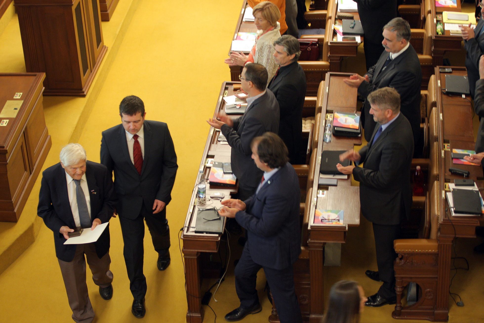 Jiří Brady vyznamenán premiérem a poslaneckou sněmovnou