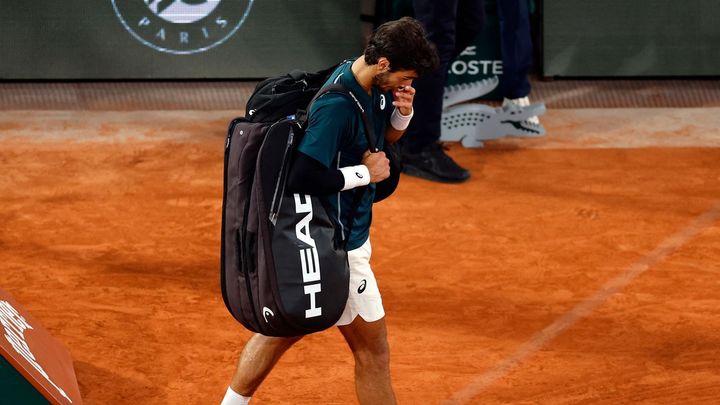Zdrcený Musetti vzdal. Prvním finalistou French Open je obhájce titulu Alcaraz; Zdroj foto: Reuters