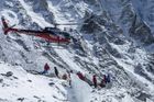Mount Everest má letos první dvě oběti. Dalších třicet horolezců trpí vážnými omrzlinami