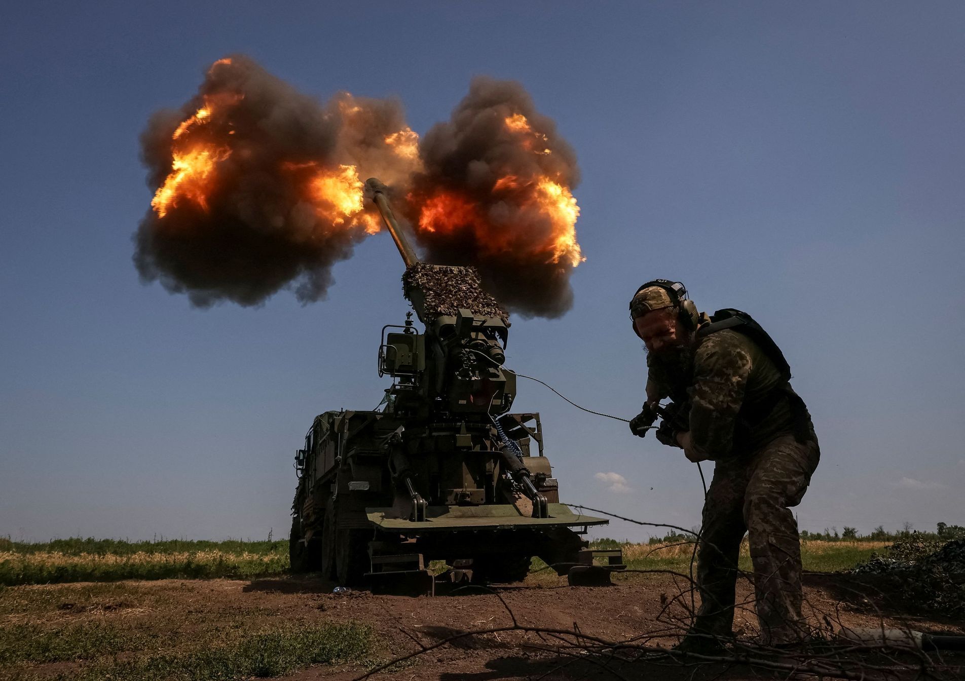 Ukrajinský voják pálí z houfnice na pozice Rusů v Doněcké oblasti.