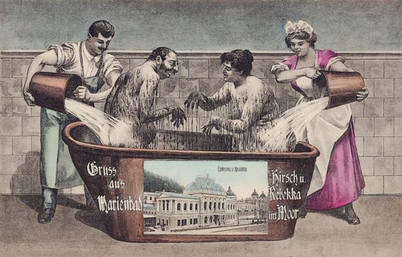 Lázeňský antisemitismus. Pohlednice z Mariánských Lázní, cca 1900. Léčivé bahno evokuje nečistotu židovských hostů, jejichž těla kontrastují s idealizovaným personálem.