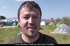 Uprchlík požádal na YouTube o pomoc v litevštině, ve Vilniusu ho vítali jako rockovou hvězdu