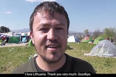 Uprchlík požádal na YouTube o pomoc v litevštině, ve Vilniusu ho vítali jako rockovou hvězdu