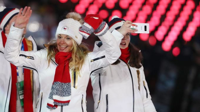 Na slavnostním zakončení olympiády v Pchjongčchangu nemohli chybět ani čeští sportovci. Skikrosařka Nikol Kučerová i její kamarádi s raškovkami se velmi dobře bavili.