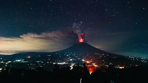 VIDEO: Úchvatný časosběr z výbuchu sopky Mount Agung na Bali