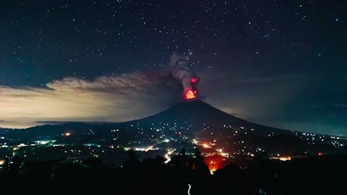 Podívejte se na noční časosběr z výbuchu sopky Mount Agung
