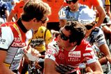 Greg LeMond a Bernard Hinault vstoupili do Tour de France 1986 jako dva rovnocenní lídři týmu La Vie Claire. Jenže Hinault ve vidině unikátního šestého triumfu na "Staré dámě" začal po vítězné časovce samovolně trhat pole a na Američana měl už pětiminutový náskok. Pak ale přišly LeMondovy chvíle a i přes navenek symbolizovanou jednotu se rozklížený tým změnil v bojovou zónu. Když se LeMond ujal vedení, Hinault zkusil ještě několik nástupů, ale prvnímu triumfu Američana na Tour stejně nezabránil.
