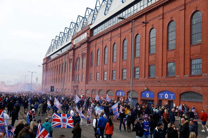 Fanoušci Glasgow Rangers slaví zisk 55. titulu ve skotské lize.