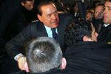 Silvio Berlusconi poté, co ho mladík na mítinku v Miláně udeřil pěstí do obličeje.