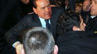 Silvio Berlusconi poté, co ho mladík na mítinku v Miláně udeřil pěstí do obličeje.