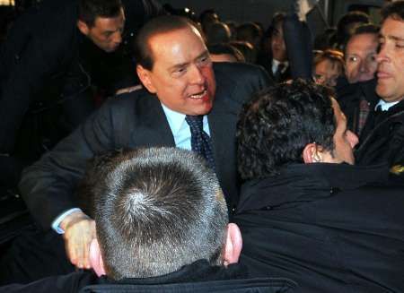Zraněný Silvio Berlusconi