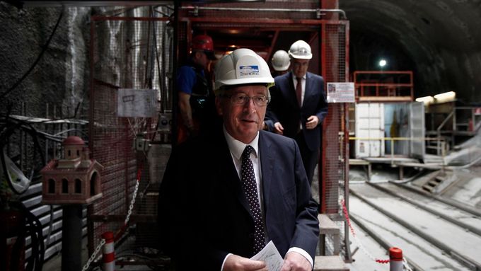 Juncker na prohlídce stavby aténského metra.