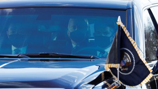 Joe Biden v prezidentské limuzíně.