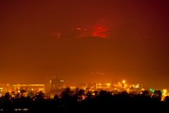 Boj hasičů je marný, plameny ukusují les u Los Alamos