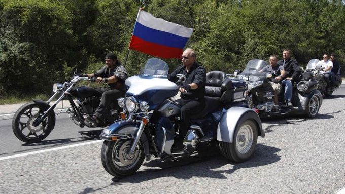 Vladimir Putin a šéf Nočních vlků Alexandr Zaldostanov jezdí samozřejmě bez helmy.