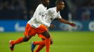 Fotbalisté Montpellieru Souleymane Camara (vlevo) a Joris Marveaux slaví gól v utkání Ligy mistrů 2012/13 proti Schalke 04.