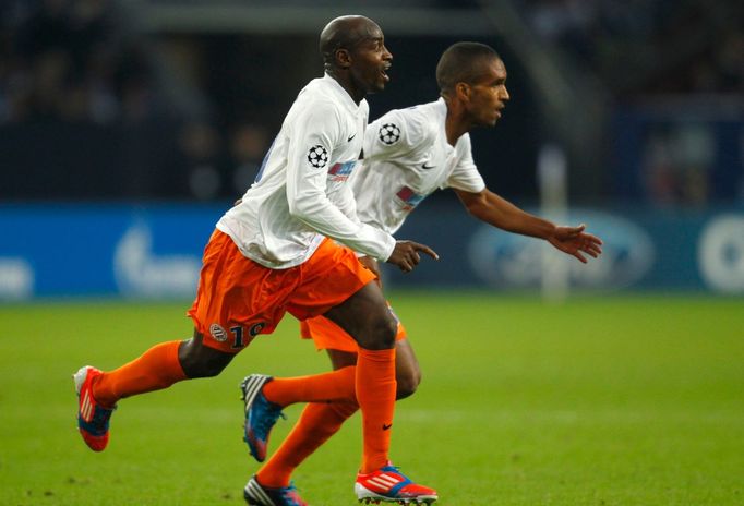 Fotbalisté Montpellieru Souleymane Camara (vlevo) a Joris Marveaux slaví gól v utkání Ligy mistrů 2012/13 proti Schalke 04.