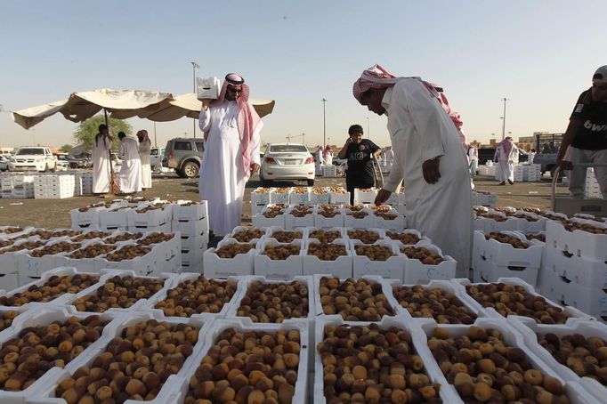 Boxes of dates are seen at the dates market in Riyadh, as Muslims prepare for the fasting month of Ramadan, July 4, 2013. REUTERS/Faisal Al Nasser (SAUDI ARABIA - Tags: SOCIETY) Published: Čec. 4, 2013, 10:05 dop.