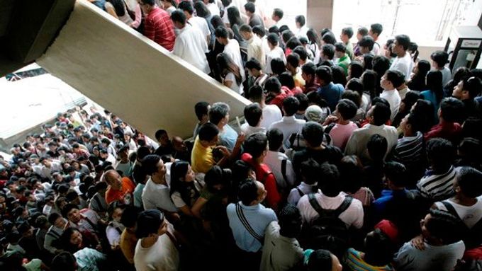 V manilském metru. Přelidněná filipínská metropole trpí obrovskými dopravními problémy