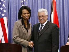 Condoleezza Riceová během jedné ze svých návštěv Ramalláhu. Bushova administrativa chce, aby mírová jednání mezi Izraelci a Palestinci znovu začala.