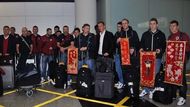 Fotbalisté Sparty při příletu do Hongkongu