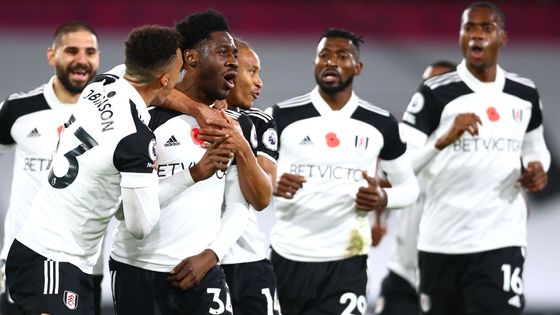 Hráči Fulhamu slaví gól v síti West Bromwiche