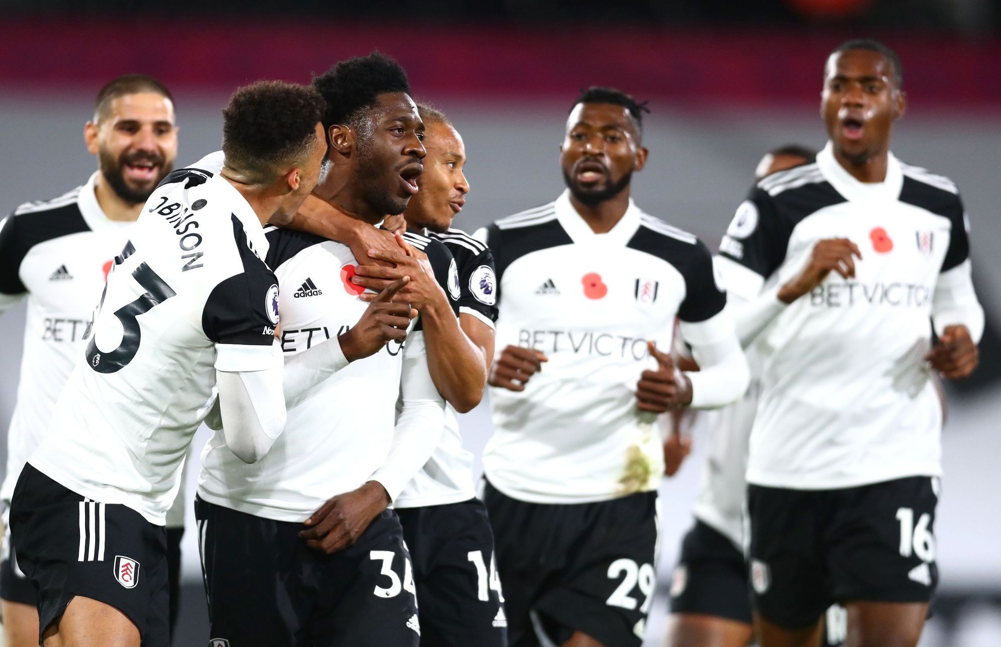 Hráči Fulhamu slaví gól v síti West Bromwiche