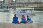 Muslimské ženy s hidžáby před jachtami ve Francii.