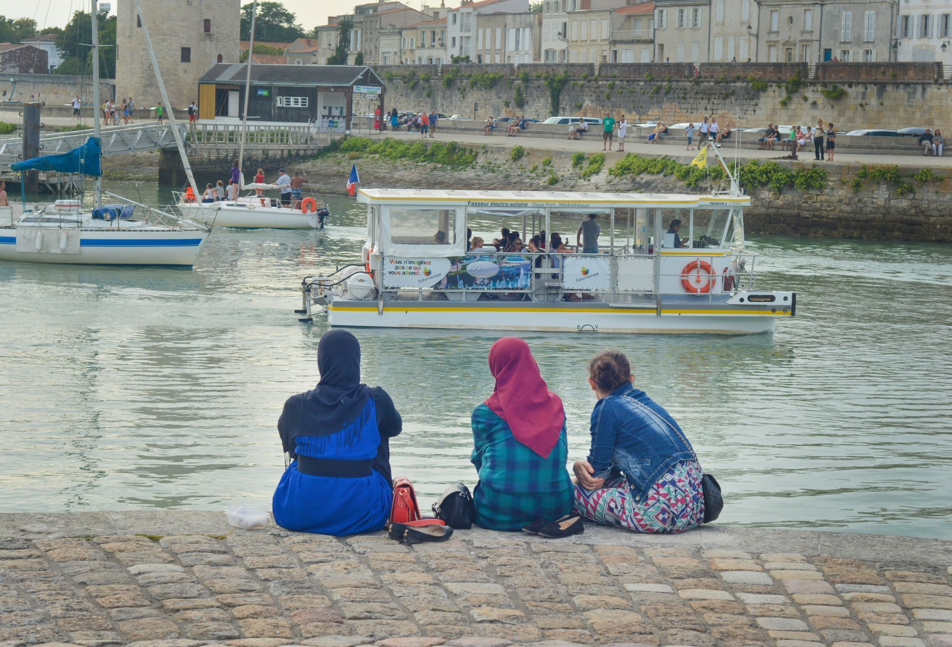 Muslimské ženy s hidžáby před jachtami ve Francii.