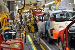 Automobilka PSA chce na Slovensku montovat také bateriové moduly