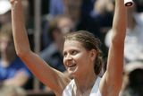Česká tenistka Lucie Šafářová se raduje z postupu do osmifinále Roland Garros po vítězství nad domácí favoritkou Amélií Mauresmovou.