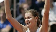 Česká tenistka Lucie Šafářová se raduje z postupu do osmifinále Roland Garros po vítězství nad domácí favoritkou Amélií Mauresmovou.