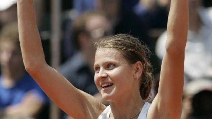 Česká tenistka Lucie Šafářová se raduje z postupu do osmifinále Roland Garros po vítězství nad domácí favoritkou Amélií Mauresmovou.