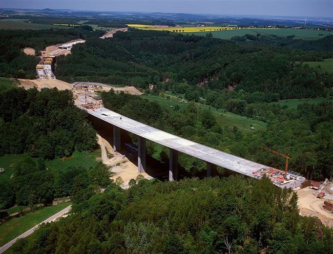 Na 92. kilometru dálnice D8 vede přes údolí Rybného potoka, v pozadí je vidět hraniční most.