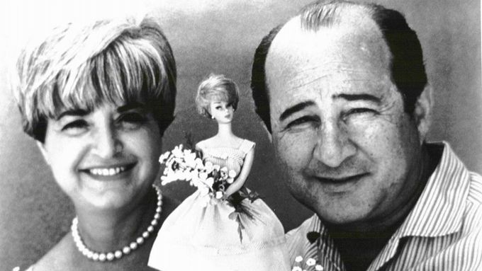 Ruth a Elliot Handlerovi s populární panenkou Barbie (cca rok 1959). Před osmdesáti lety spolu založili firmu Mattel.