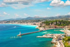 Z letiště v Nice na pláž se cestovatelé dostanou za pět minut. Nejpomalejší transfer nabízí Londýn