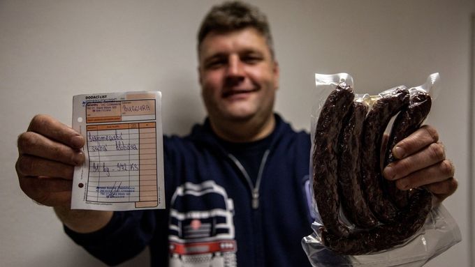 Martin Kolomý s důkazem, že si na Dakar opravdu objednal 31 kilo klobás.