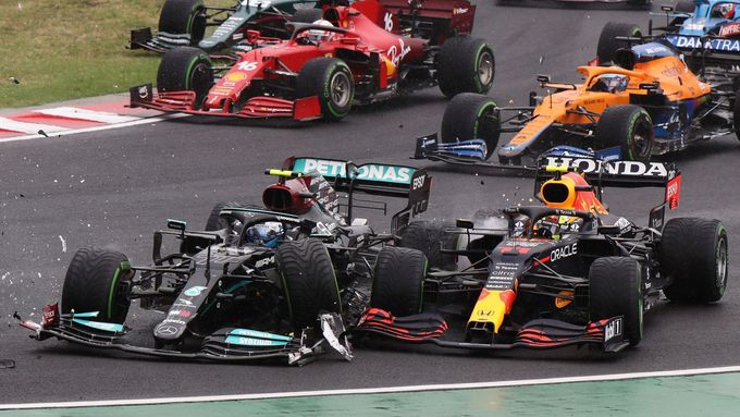 Valtteri Bottas v Mercedesu v kontaktu se Sergiem Pérezem s Red Bullem po startu Velké ceny Maďarska F1 2021.