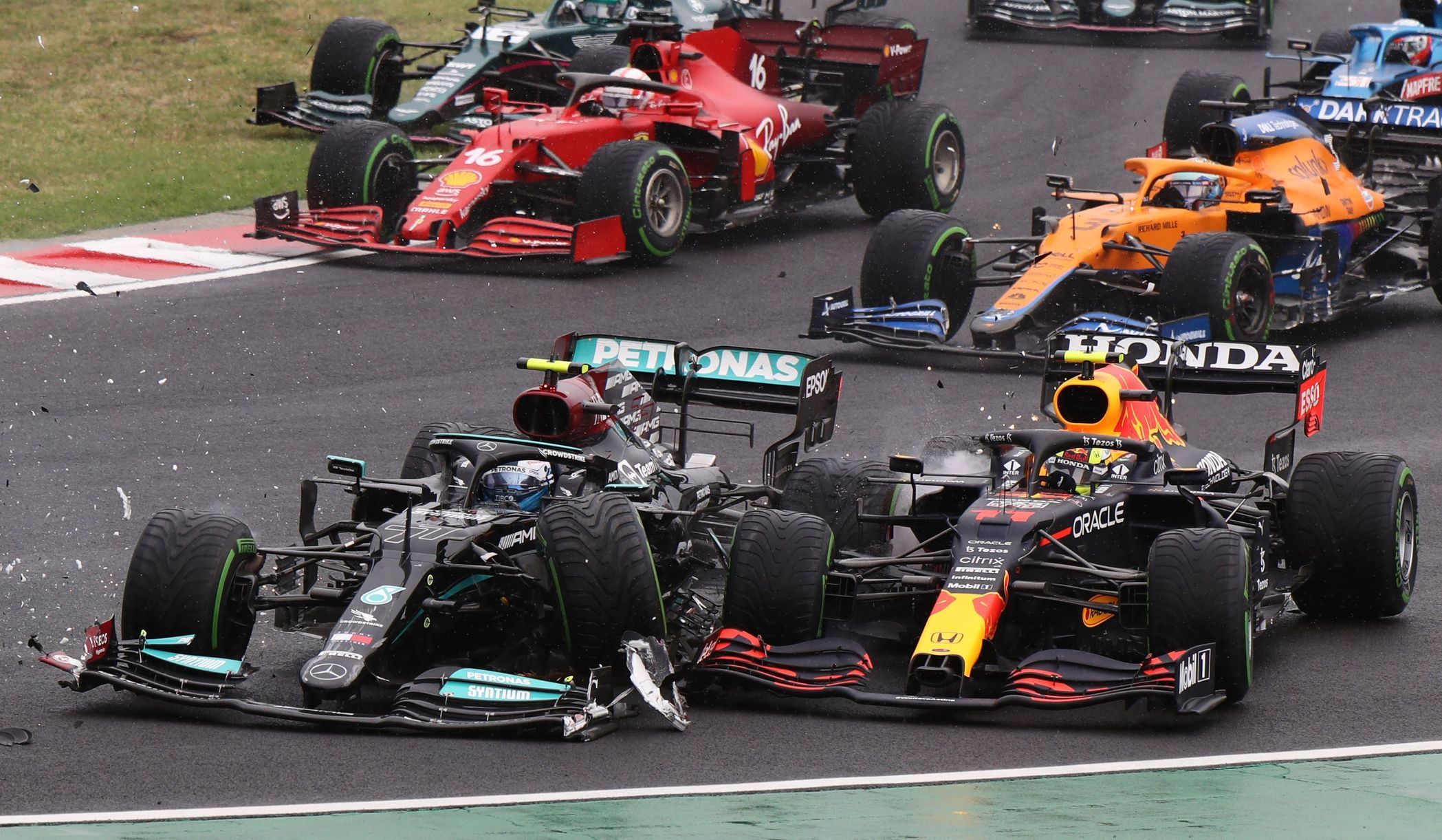 Valtteri Bottas v Mercedesu v kontaktu se Sergiem Pérezem s Red Bullem po startu Velké ceny Maďarska F1 2021