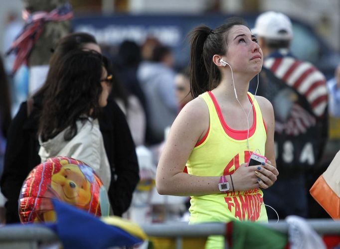 A woman looks up as she visits a memorial for the victims of the Boston Marathon bombings on Boylston Street in Boston, Massachusetts April 24, 2013. REUTERS/Jessica Rinaldi (UNITED STATES - Tags: CRIME LAW CIVIL UNREST) Published: Dub. 24, 2013, 11:21 odp.