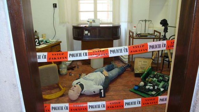 Místo činu poskytne kriminalistickým expertům mnoho důkazů pro odhalení pachatele. Z výstavy v Muzeu policie v Praze.