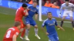 Duben 2013: Luis Suárez pokousal coby liverpoolský útočník Ivanoviče, hráče Chelsea. Před zraky brankáře Petra Čecha.