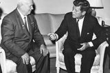 Prezident s předsedou rady ministrů Sovětského svazu Nikitou Chruščovem v rezidenci amerického velvyslanectví ve Vídni (červen 1961).