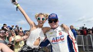 500 mil Indianapolis je velká show. Není moc závodů, kde si můžete doslova sáhnout na piloty. Američan Conor Daly se ještě usmíval...