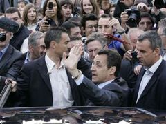 Už dopoledne se Nicolas Sarkozy cítil jako vítěz. Na snímku mává davům před volební místností na pařížském předměstí Neuilly-sur-Seine