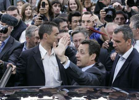 Sarkozy před volební místností